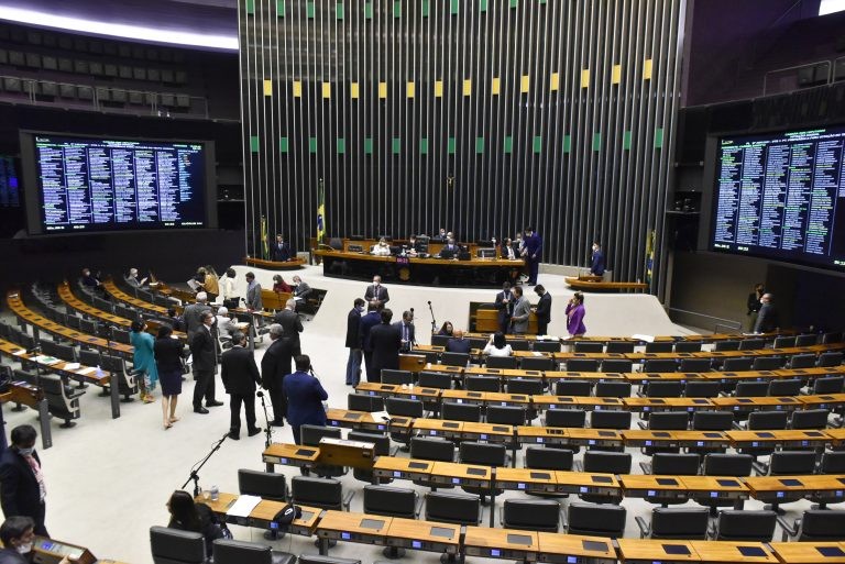 Deputados analisam piso salarial nacional para enfermagem; acompanhe