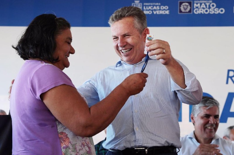 Governo assina convênio e entrega 350 casas: "receber a chave é a maior felicidade"