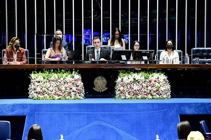 Diploma Bertha Lutz homenageia Maria da Penha e reconhece luta pelos direitos das mulheres