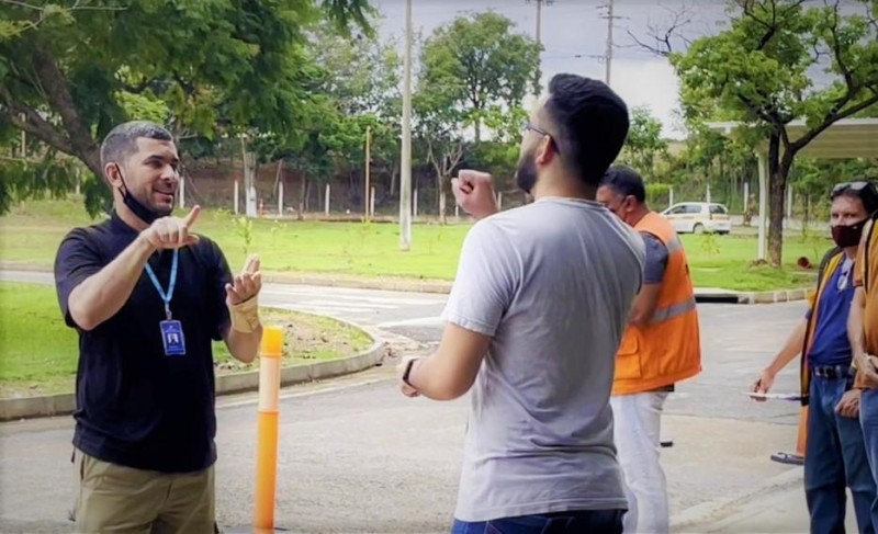 Detran auxilia cidadãos surdos em serviços presenciais