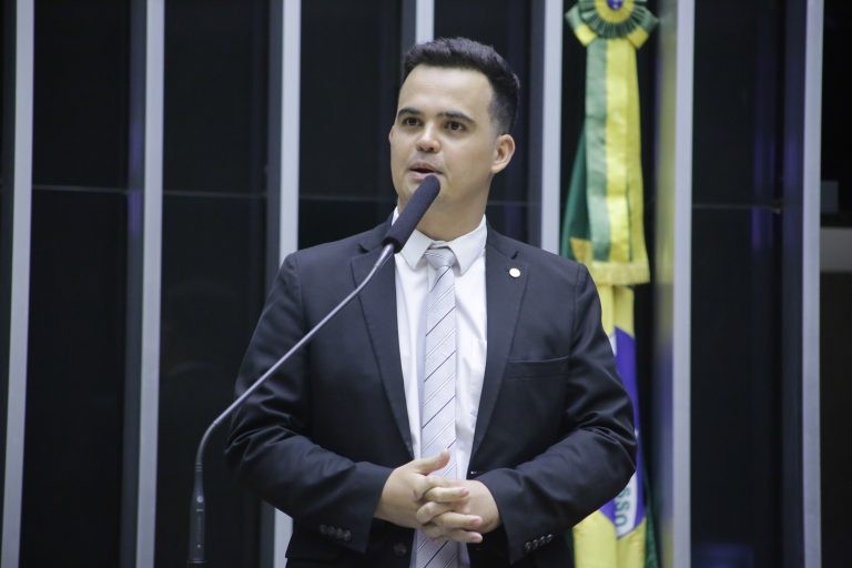 Projeto reduz tempo mínimo de serviço militar para remuneração integral dos PMs na inatividade