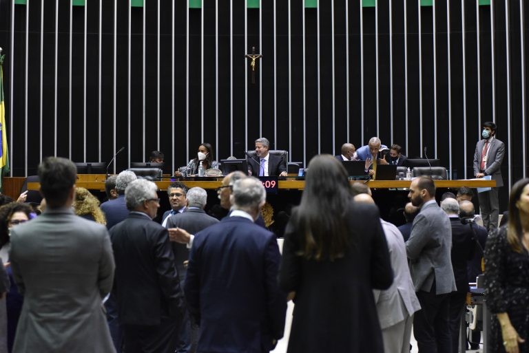 Câmara aprova em primeiro turno piso para agentes de saúde; acompanhe