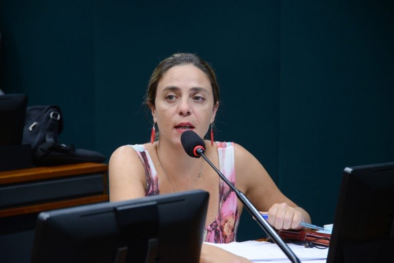Com propostas diferentes, governo e oposição querem revisão na política de preço dos combustíveis