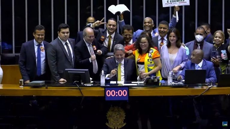 Deputados aprovam em primeiro turno texto principal da proposta sobre radioisótopos; acompanhe