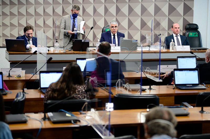 Defensores e críticos debatem constelação familiar na CAS