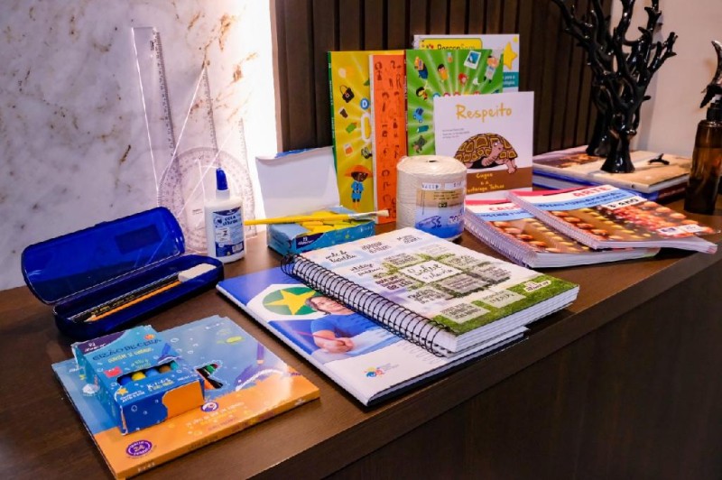 Governo de MT entrega kits escolares e uniformes para estudantes da rede estadual em abril