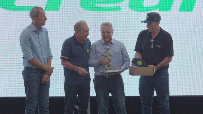 Ex-ministro Roberto Rodrigues recebe mérito ‘O Semeador’ durante Show Safra