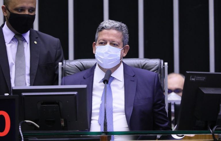 Projeto que altera regras do IR inova ao tributar dividendos e faz justiça social, diz Lira