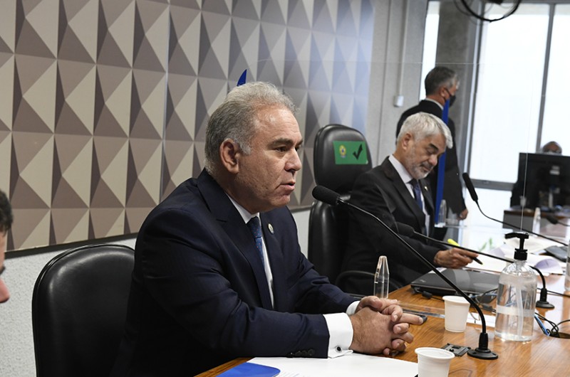 Queiroga diz que nota anti-vacina é responsabilidade de secretário