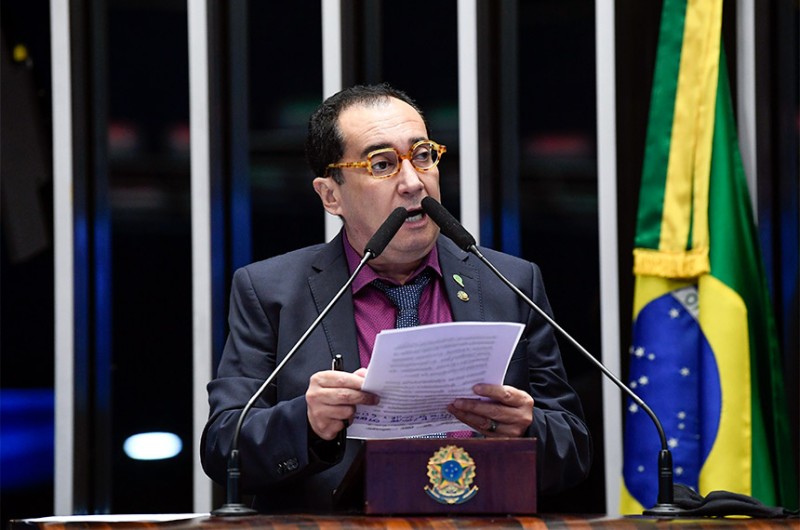 Kajuru critica escândalo no Ministério da Educação