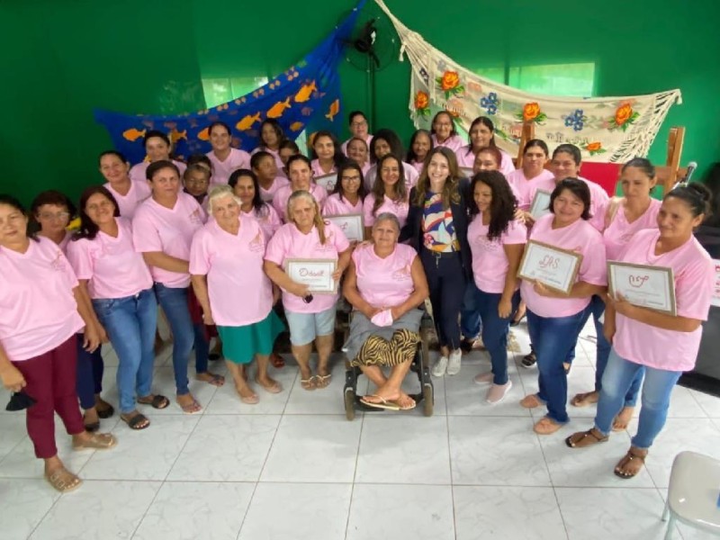 Redeiras do Distrito de Limpo Grande recebem 40 carteiras de artesão
