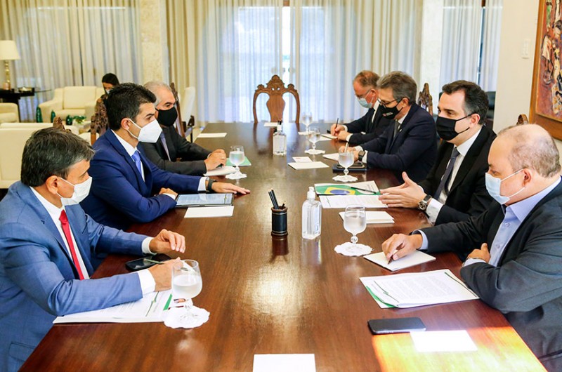 Em reunião com governadores, Pacheco defende democracia e aponta: 'Inimigo é o preço do feijão'