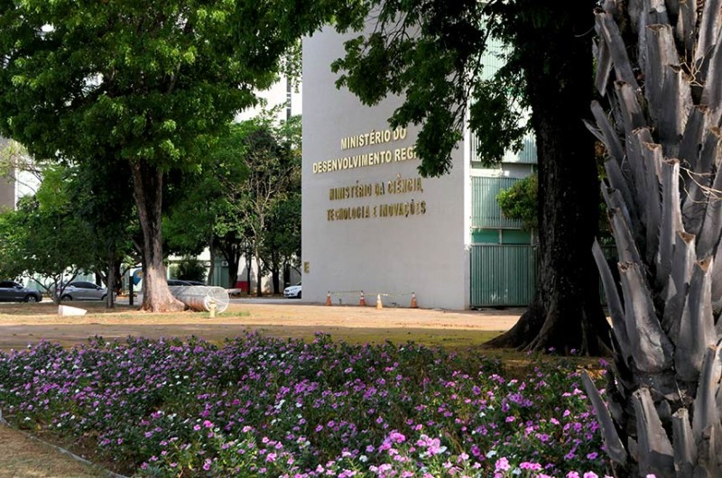 Governo bloqueia R$ 1,7 bilhão em emendas de relator