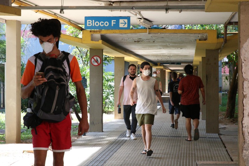 Após pandemia, calouros da USP se encontram no campus pela 1ª vez