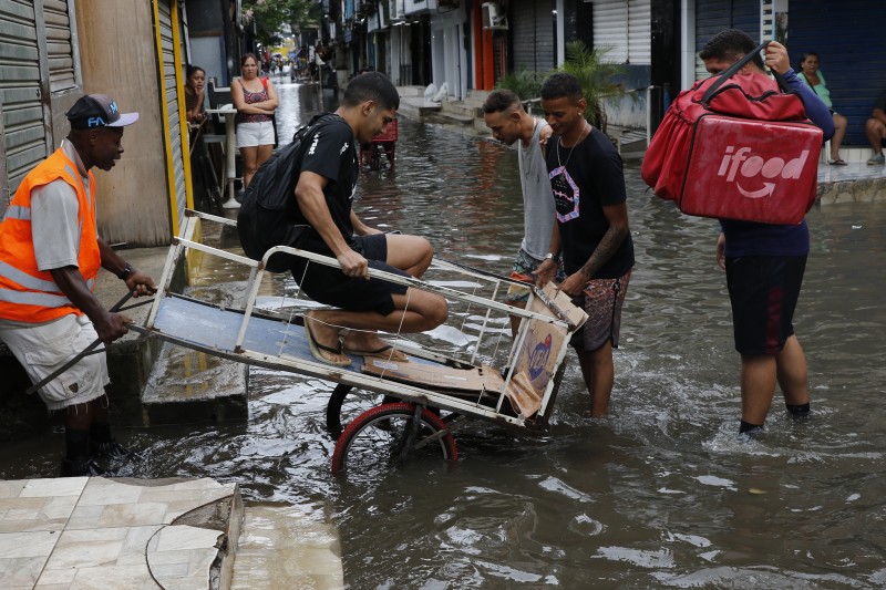 Chuvas no Rio matam 15 pessoas e bombeiros buscam desaparecidos