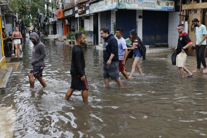 Sobe para 17 total de mortos por chuvas no Rio