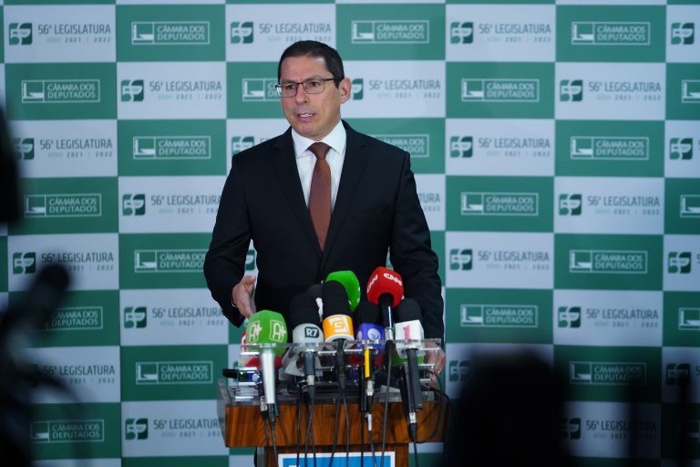 Projeto inclui na lei permissão explícita para artista manifestar posicionamento político em shows