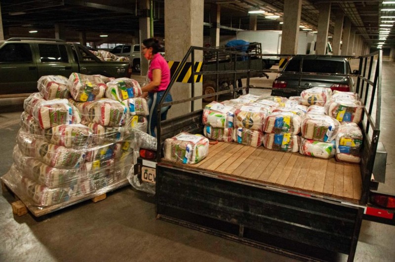 Governo entrega 83,4 mil cestas básicas e 37 mil filtros de barros para famílias carentes