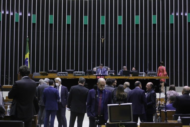 Plenário pode votar aumento extra do Auxílio Brasil nesta quarta