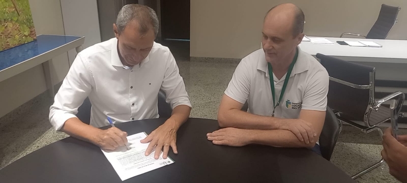 Prefeito Miguel Vaz assina ordem de serviço para construção de escola no Parque das Emas