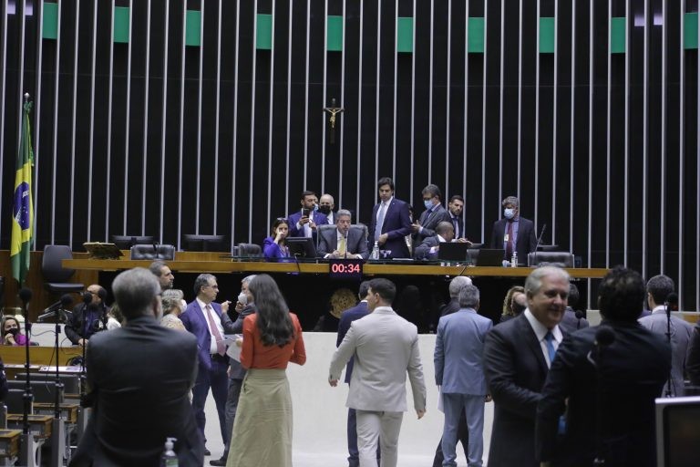 Oposição defende urgência para proposta que combate fake news; acompanhe