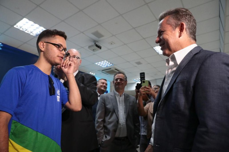 Governador entrega 150 óculos inteligentes a estudantes e professores: “Vão ter condição de vida muito melhor”