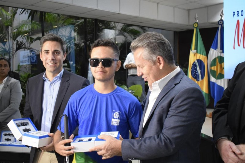 Governo de MT entrega óculos de leitura e reconhecimento de rostos a mais de 100 alunos e profissionais cegos