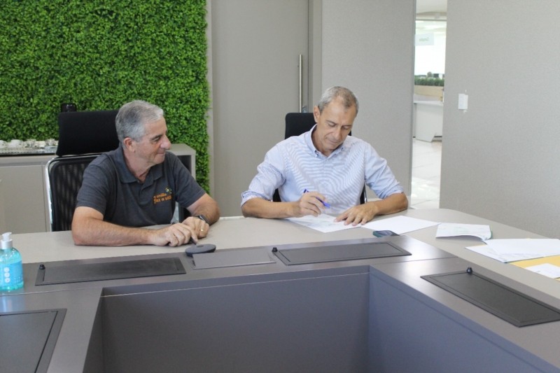 Prefeitura e Sicredi firmam acordo para ampliar o programa Cooperativas Escolares