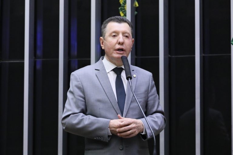 Proposta torna crime a violação de lápide de túmulo e exige reparação