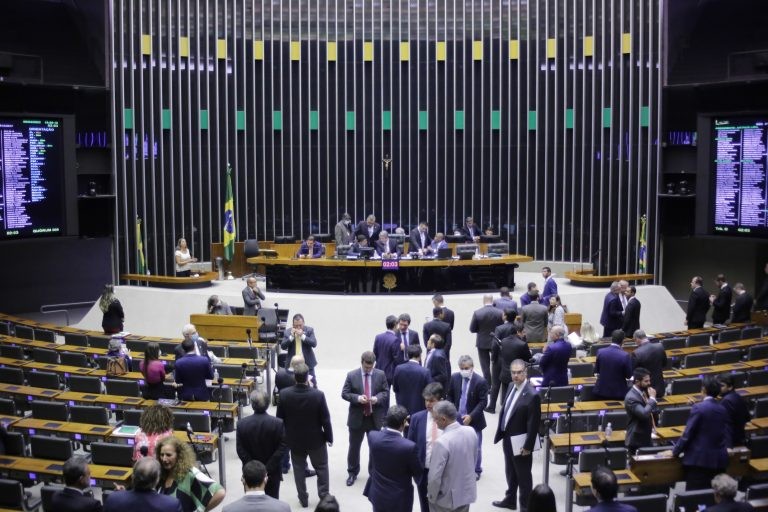Deputados analisam proposta que libera investimento mínimo em educação; acompanhe
