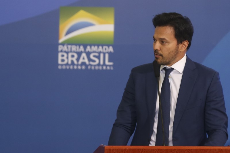 Governo vai instalar 12 mil pontos de internet em escolas públicas