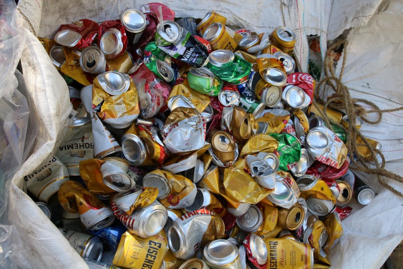 Brasil registra reciclagem de 98,7% de latas de alumínio em 2021