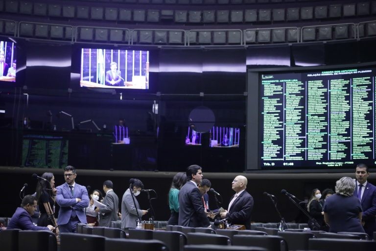 Plenário aprova urgência para alerta sobre Parkinson; acompanhe