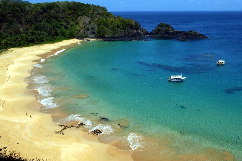 Fernando de Noronha deixa de exigir testes de covid-19 para turistas