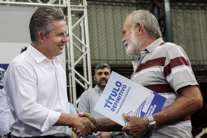 Governo de MT entrega títulos definitivos de imóveis a 334 famílias de Várzea Grande