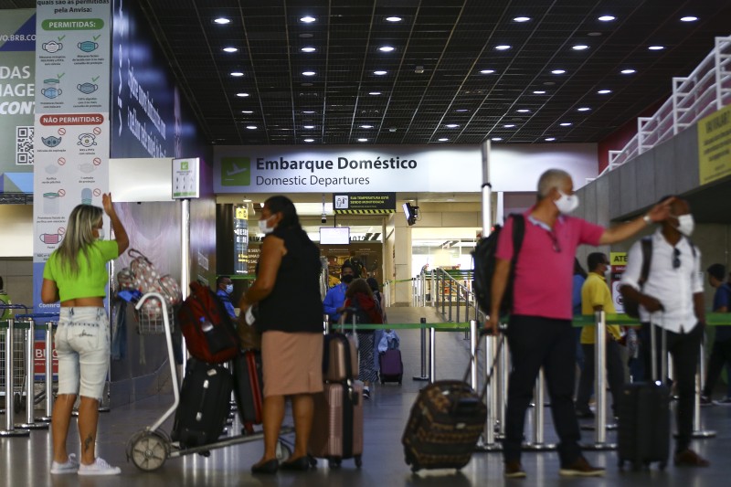 Páscoa movimenta aeroportos e terminais rodoviários