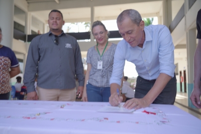 Prefeito Miguel Vaz assina ordem de serviço para ampliação da Escola Vinicius de Moraes