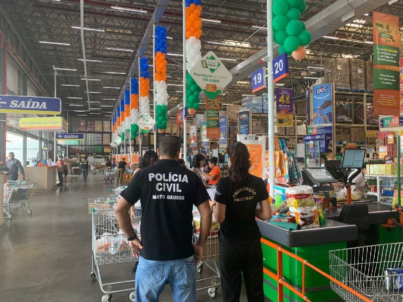 Procon Estadual e Decon fiscalizam denúncia de consumidores em supermercados
