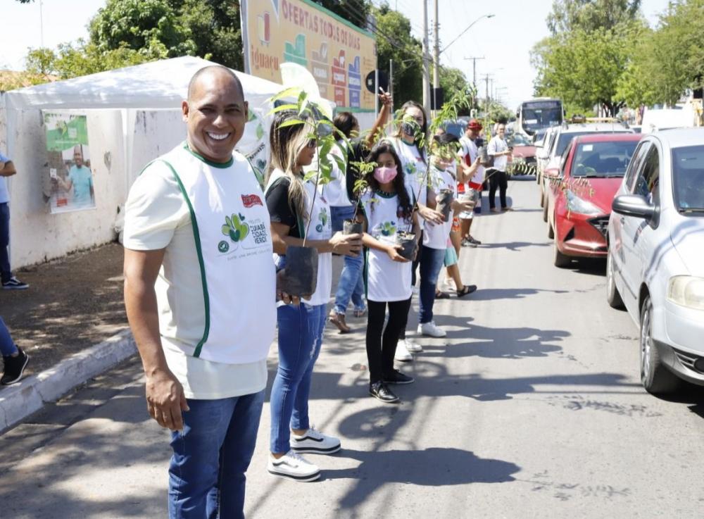 Juca do Guaraná distribui mudas de árvores frutíferas pelo Projeto Cuiabá Cidade Verde no CPA 4