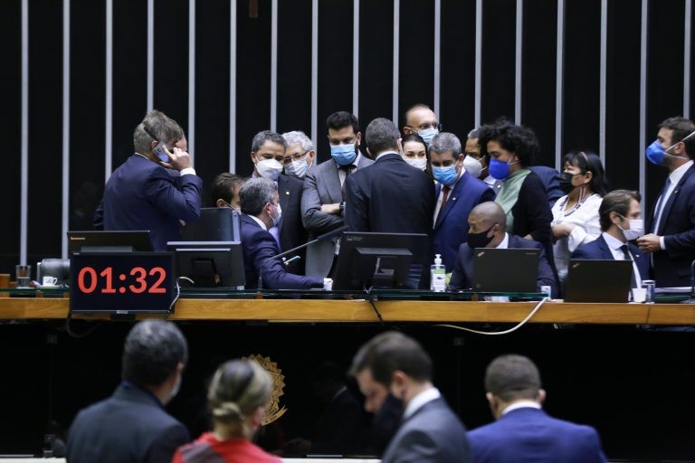 Sobras partidárias e quarentena de militares geram polêmica no debate do novo Código Eleitoral