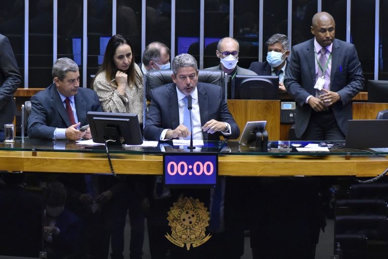 Deputados analisam MP que prevê internet gratuita para alunos da rede pública; acompanhe