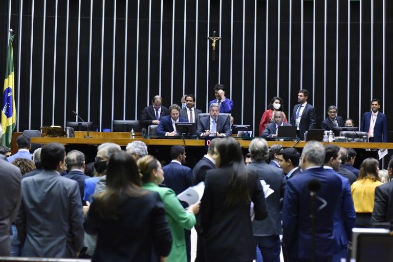 Câmara aprova texto-base de MP que prevê internet gratuita para alunos carentes da rede pública