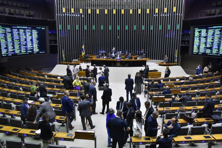 Deputados analisam projeto que autoriza compartilhamento de dados do Censo Escolar; acompanhe
