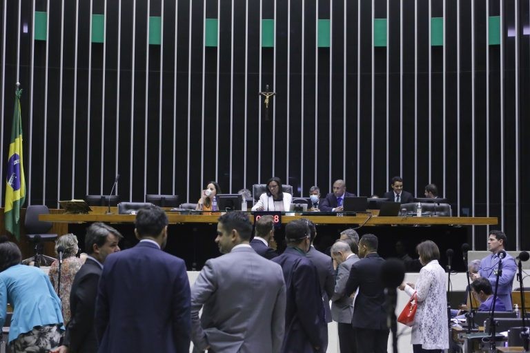 Câmara pode votar na terça-feira MP que cria benefício extra para Auxílio Brasil