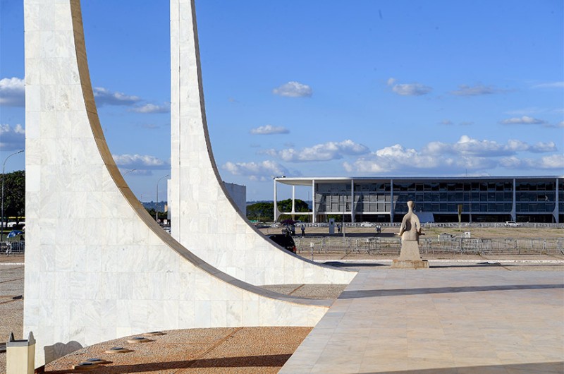 Perdão dado por Jair Bolsonaro ao deputado Daniel Silveira repercute entre senadores