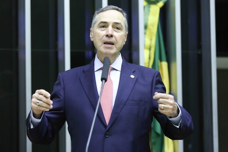Câmara recorre de decisão de Roberto Barroso sobre perda de mandato de deputado