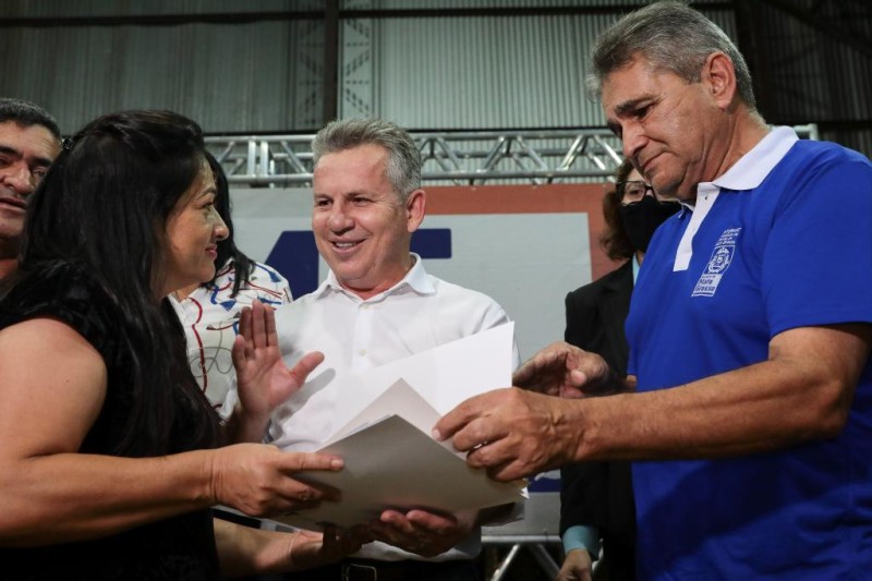 Governo de Mato Grosso beneficia 10 mil famílias com a entrega de títulos registrados em cartório