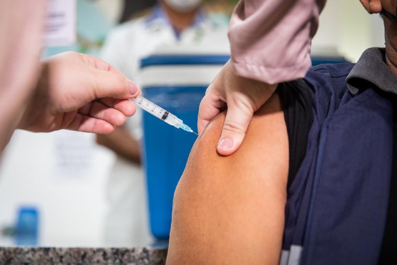 SES alerta para importância de idosos e profissionais da saúde se vacinarem contra Influenza