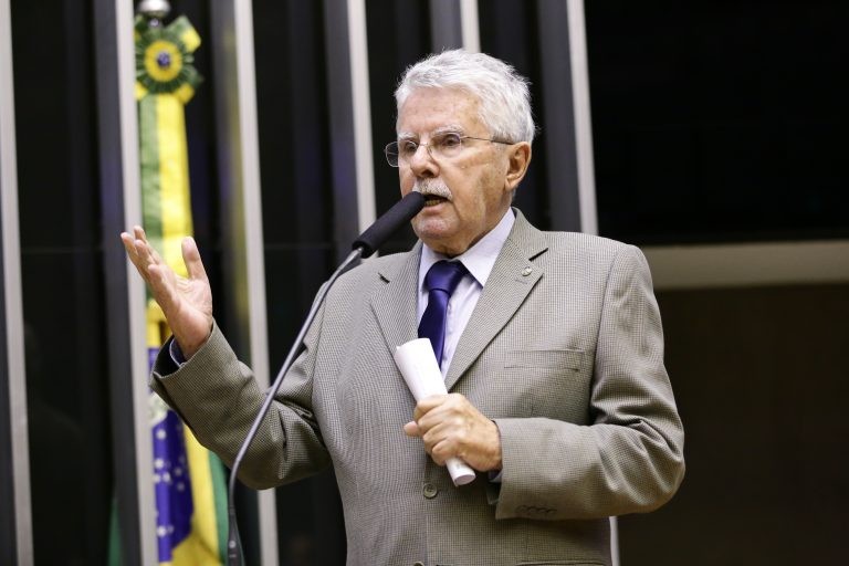 Comissão aprova validade nacional de cartão de estacionamento de idoso