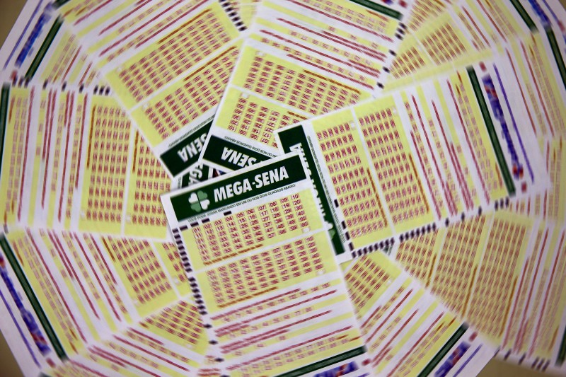 Mega-Sena acumula e deve pagar R$ milhões no sorteio de terça-feira